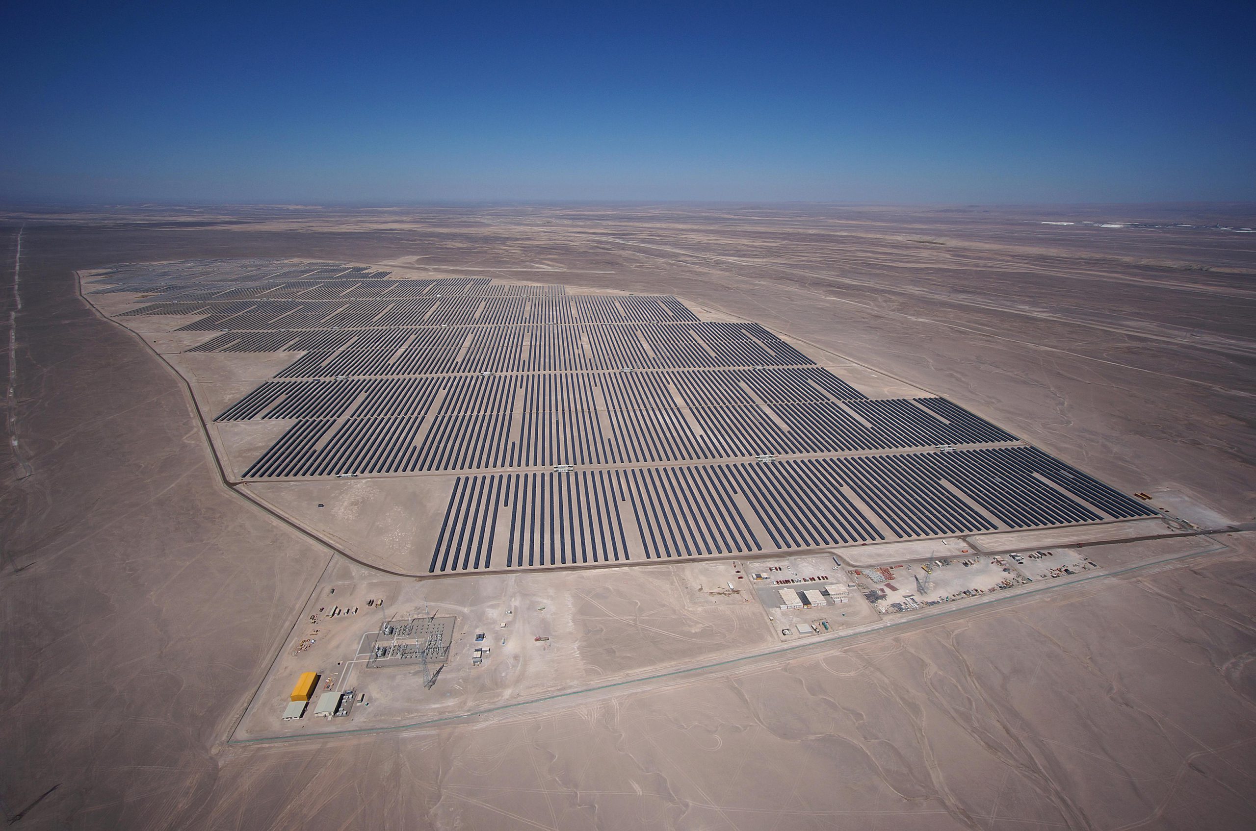 Proyecto fotovoltaico a gran escala sobre el desierto