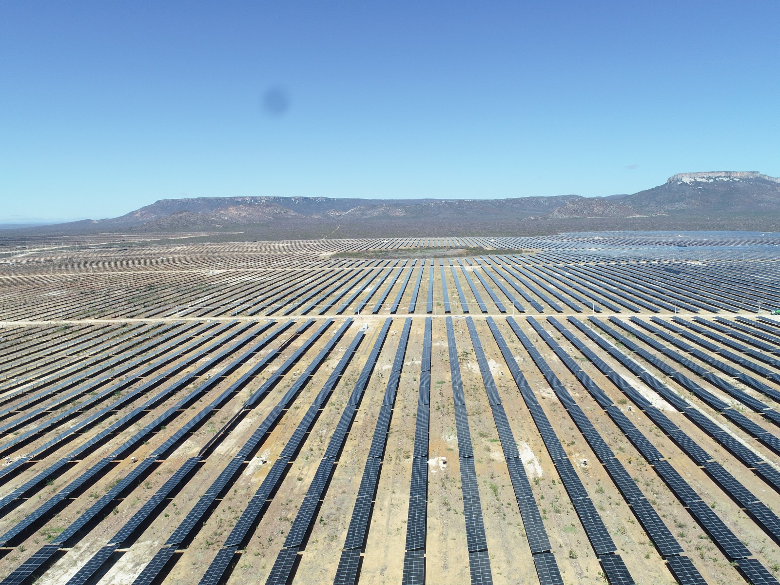 Proyecto fotovoltaico a gran escala en proceso de construcción