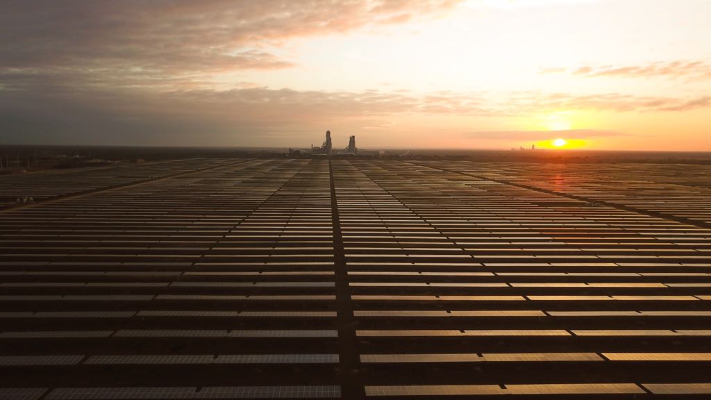 Proyecto fotovoltaico con una puesta de sol.