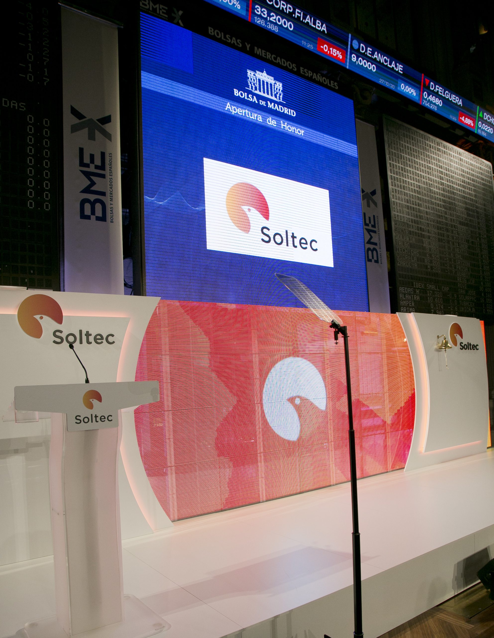 Escenario con el logo de Soltec el día de la Salida a Bolsa de la compañía
