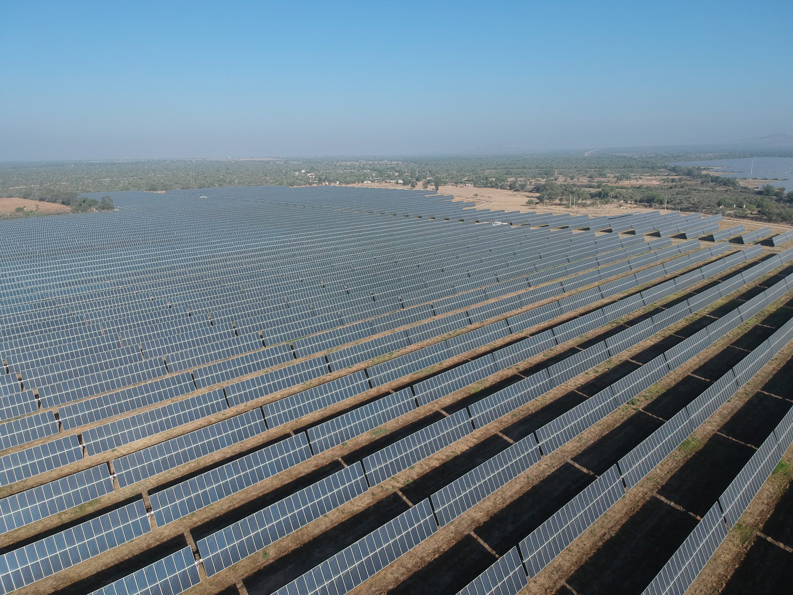 Proyecto fotovoltaico a gran escala construido con seguidores solares