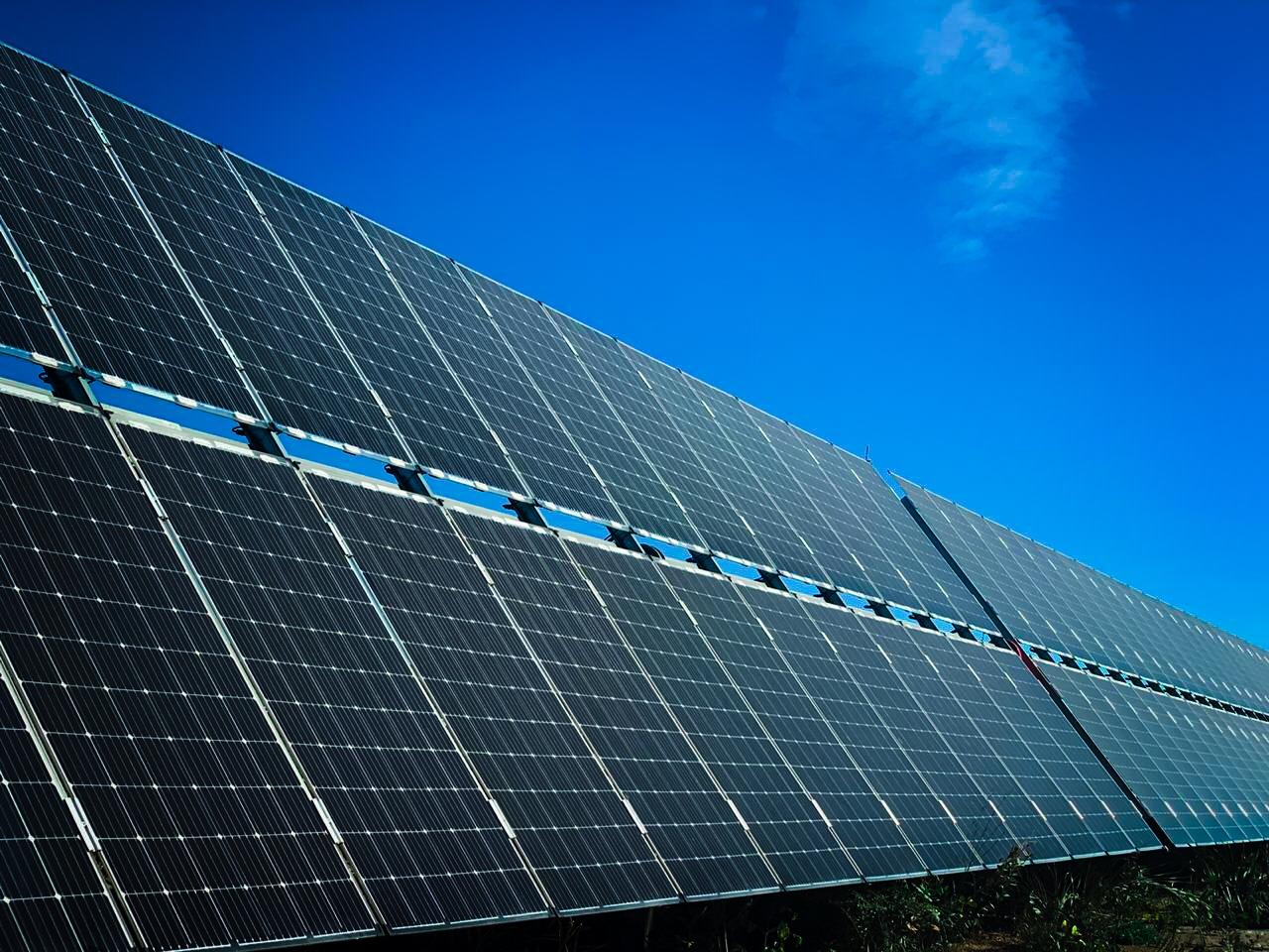 Placas solares sobre un seguidor solar en un proyecto fotovoltaico