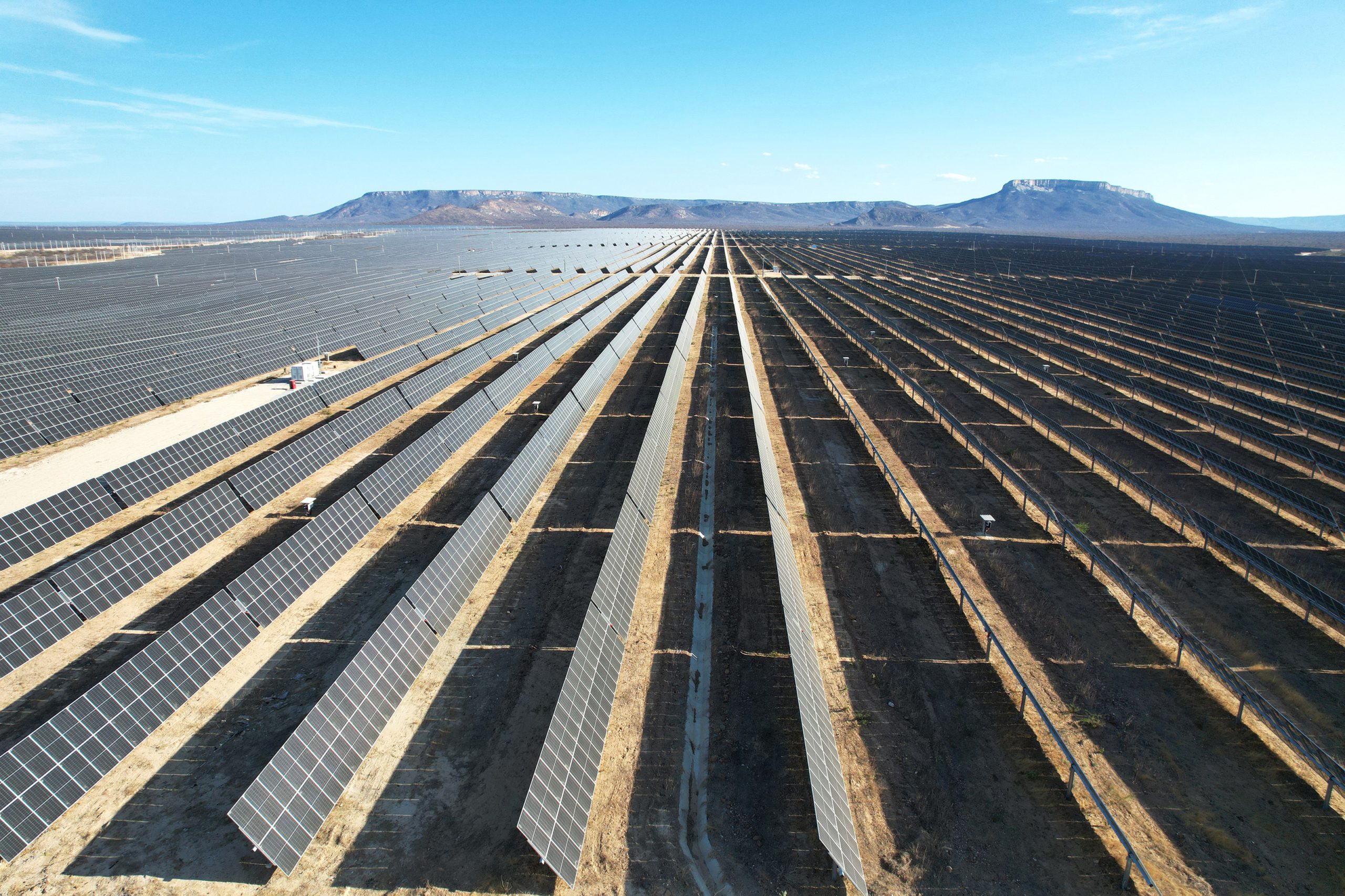 Seguidores solares en una planta solar fotovoltaica